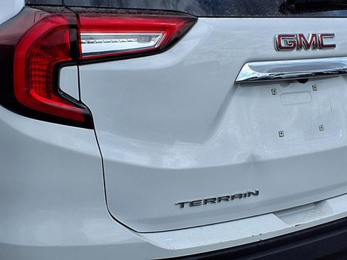 Used 2024 GMC Terrain SLE image 21