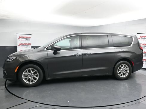 Used 2023 Chrysler Pacifica Touring-L FWD image 5
