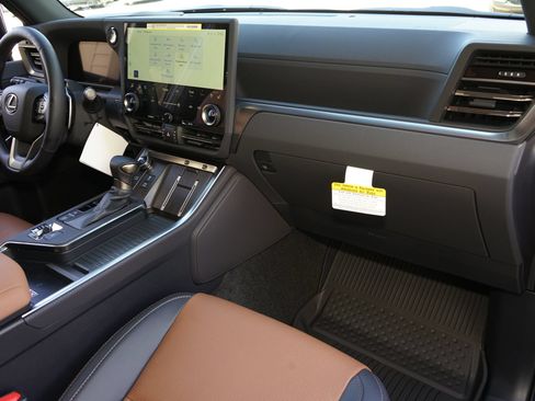 Used 2026 Lexus GX 550 w/ Cold Area Package AWD/4WD image 5