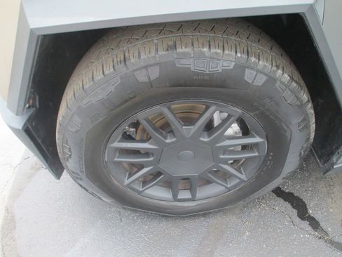 Used 2025 Tesla Cybertruck AWD Crew Cab image 12