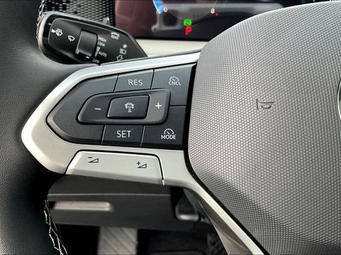 New 2025 Volkswagen Tiguan SE image 18