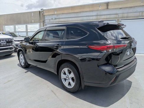 Used 2023 Toyota Highlander L FWD image 5