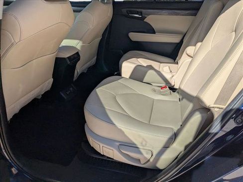 Used 2023 Toyota Highlander Limited image 16