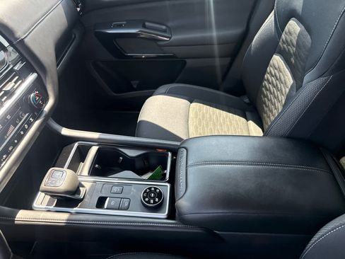 Used 2025 Nissan Pathfinder SV AWD/4WD image 19