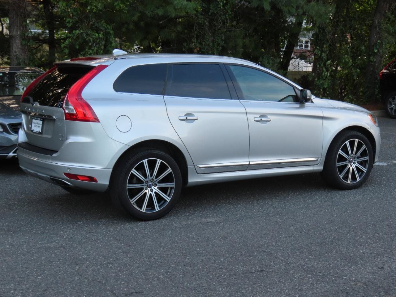 Used 2017 Volvo XC60 T6 Inscription w/ Climate Package AWD/4WD image 6