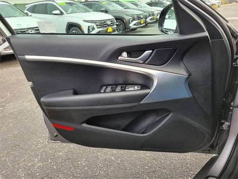 Used 2025 Genesis G70 2.5T image 27