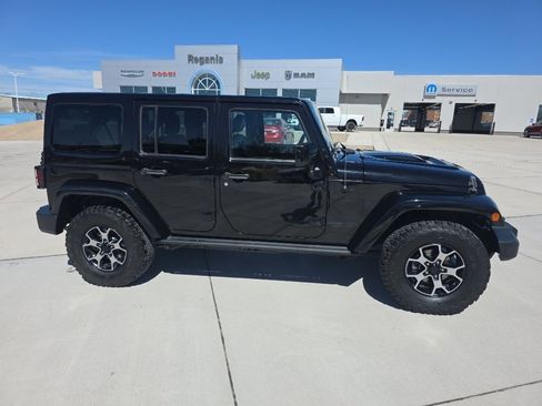 Used 2015 Jeep Wrangler Unlimited Sahara image 4