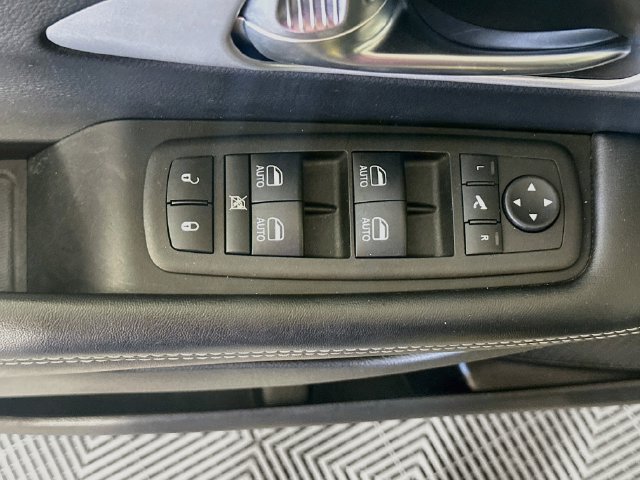 Used 2025 Chrysler Pacifica Limited FWD image 21