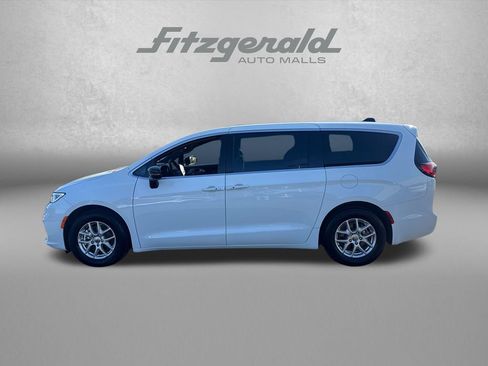 Used 2024 Chrysler Pacifica Touring FWD image 3