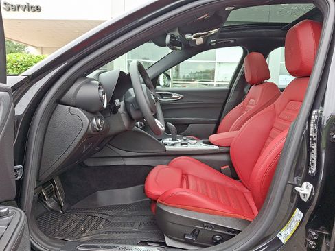 Used 2024 Alfa Romeo Giulia Ti w/ Performance Driving Package image 9