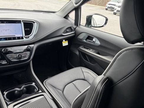 New 2026 Chrysler Pacifica Limited w/ S Appearance Package FWD image 36