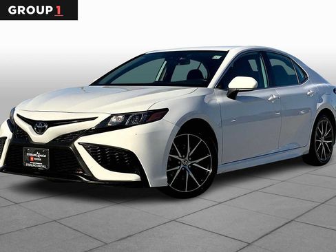 Used 2022 Toyota Camry SE FWD image 1