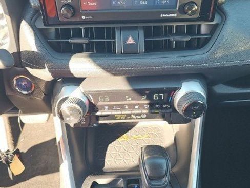 Used 2020 Toyota RAV4 XLE image 12
