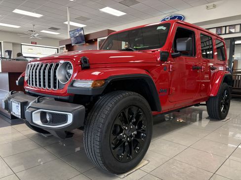 Used 2025 Jeep Wrangler Unlimited Sahara w/ Safety Group AWD/4WD image 3