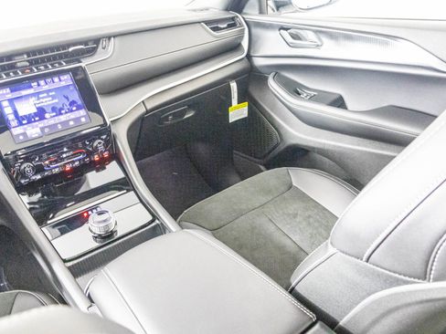 New 2025 Jeep Grand Cherokee L Altitude image 32