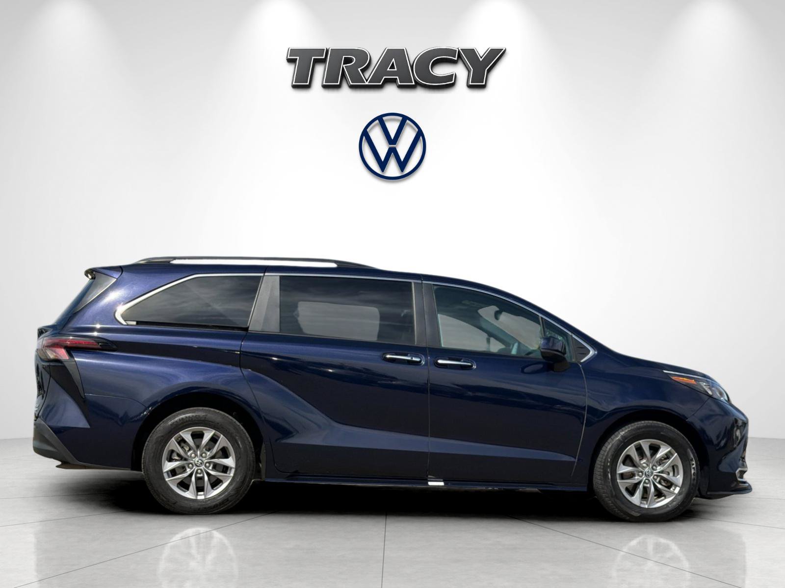 Used 2024 Toyota Sienna XLE FWD image 3