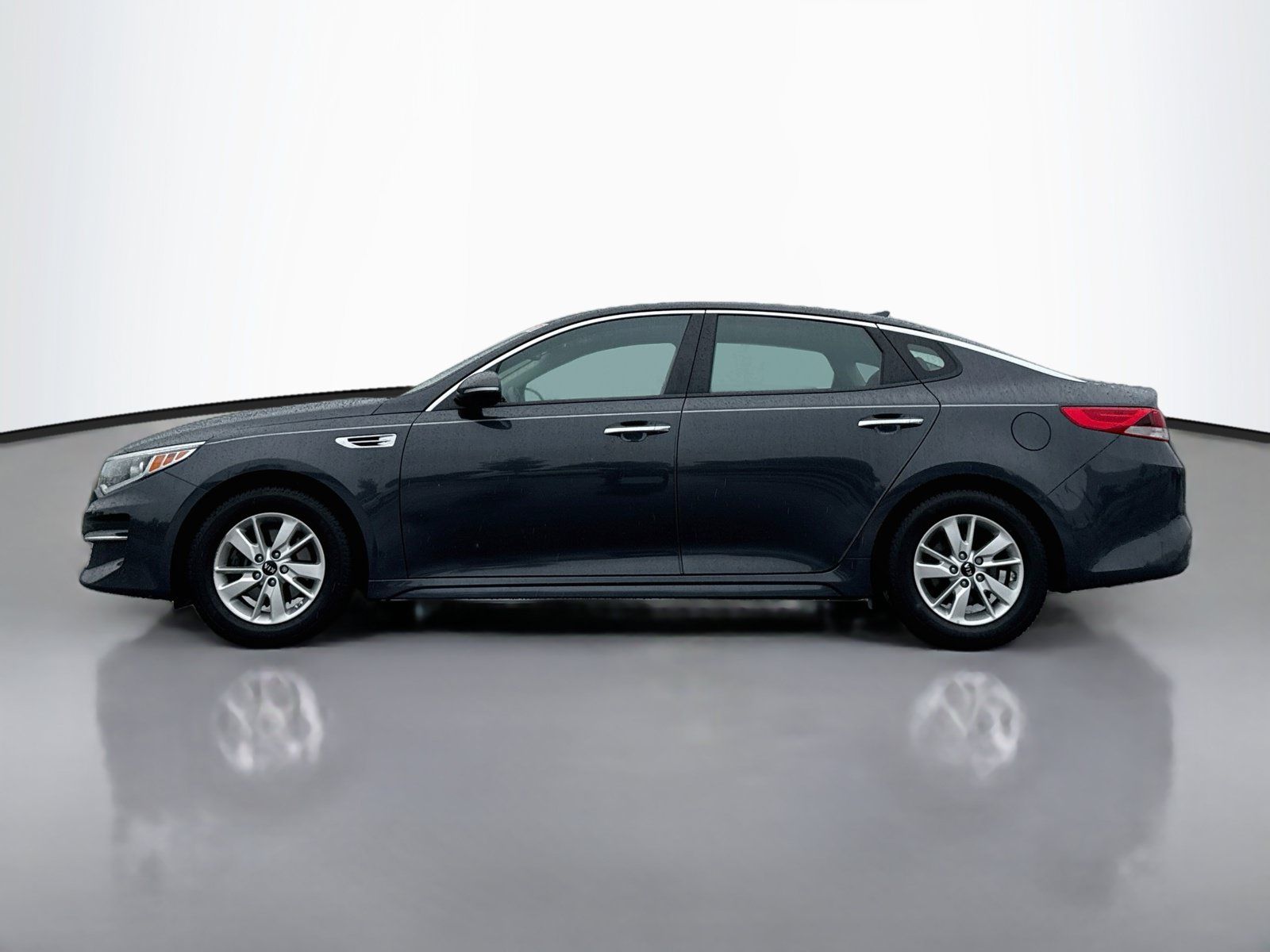 Used 2017 Kia Optima LX w/ Convenience Package FWD image 4