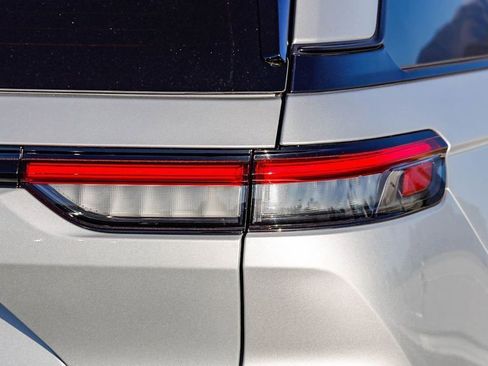 New 2025 Jeep Grand Cherokee Altitude image 10