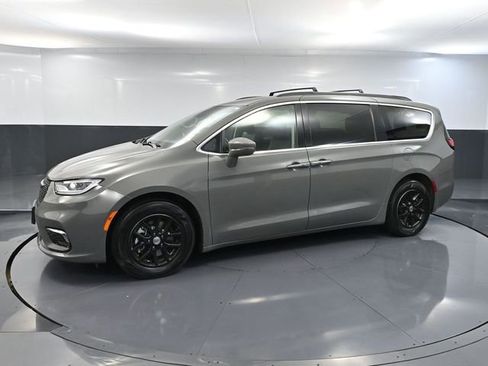 Used 2022 Chrysler Pacifica Touring-L image 11