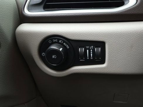 Used 2020 Chrysler Pacifica Touring-L image 15