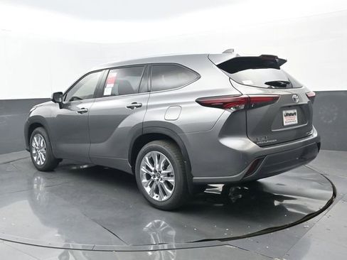 Used 2026 Toyota Highlander Limited image 3