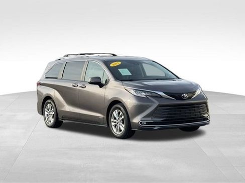 Used 2021 Toyota Sienna Limited image 1