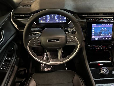 New 2025 Jeep Grand Cherokee Altitude image 13