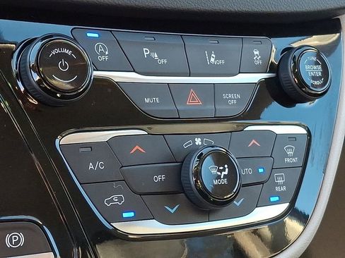 Used 2023 Chrysler Pacifica Touring-L image 13