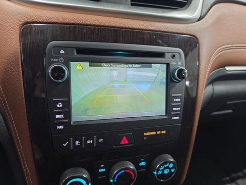 Used 2017 Chevrolet Traverse LT w/ Style and Technology Package FWD image 8