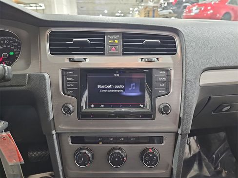 Used 2015 Volkswagen Golf S image 19