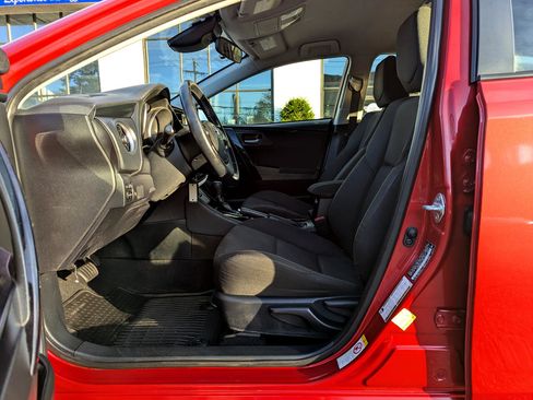 Used 2018 Toyota Corolla iM image 11