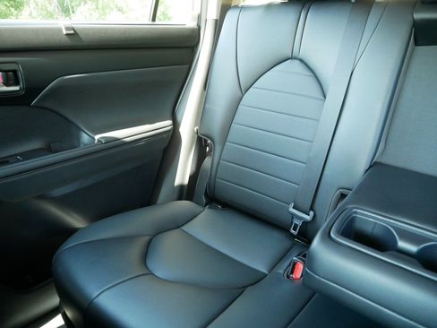Used 2022 Toyota Highlander XLE AWD/4WD image 12