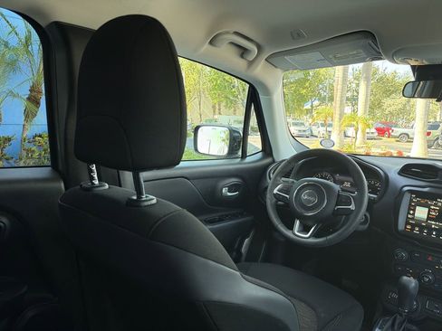 Used 2023 Jeep Renegade Latitude AWD/4WD image 17