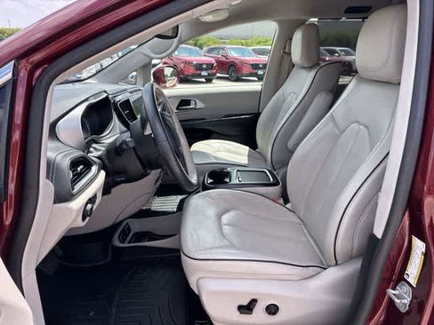 Used 2020 Chrysler Pacifica Limited w/ Advanced Safetytec Group FWD image 17