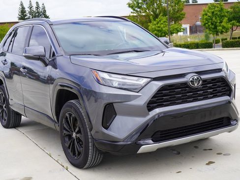 Used 2022 Toyota RAV4 SE w/ Convenience Package AWD/4WD image 9