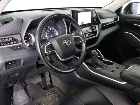 Used 2023 Toyota Highlander XLE FWD image 27