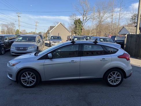 Used 2018 Ford Focus SE FWD image 4