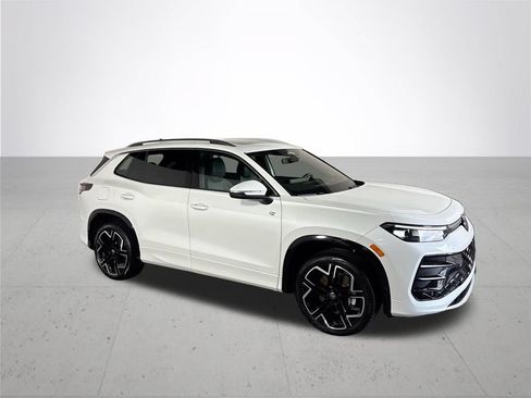 Certified 2025 Volkswagen Tiguan SEL R-Line AWD/4WD image 6