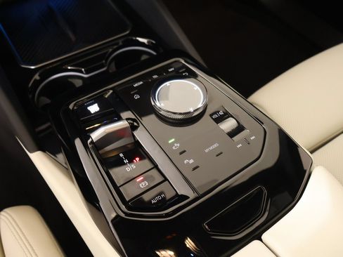 Used 2024 BMW 530i w/ Convenience Package RWD image 9