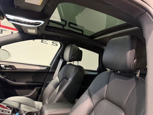 Used 2024 Porsche Macan AWD/4WD image 30