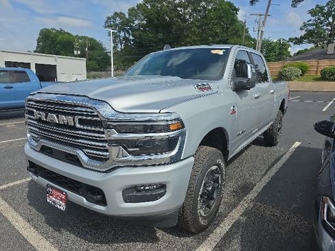 Used 2026 RAM 2500 Laramie AWD/4WD image 3
