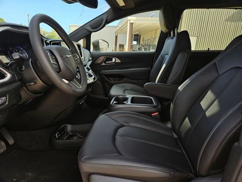 New 2026 Chrysler Pacifica Select FWD image 12