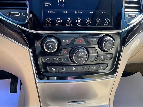 Used 2020 Jeep Grand Cherokee Overland AWD/4WD image 29