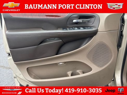 Used 2013 Chrysler Town & Country Touring FWD image 11