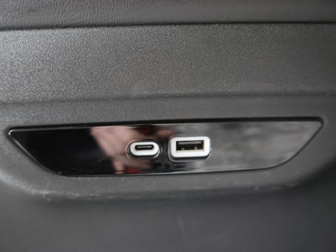 Used 2024 Chrysler Pacifica Touring-L FWD image 37
