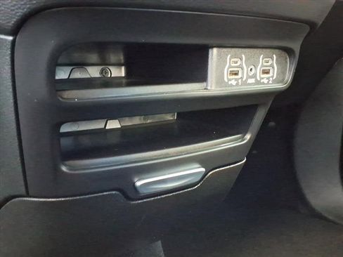 Used 2025 Chrysler Pacifica Select image 11