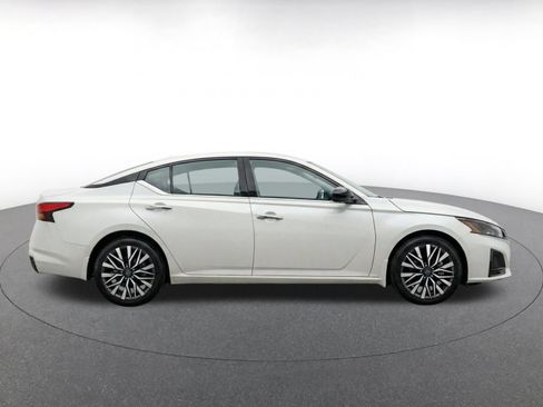 Used 2025 Nissan Altima 2.5 SV FWD image 10
