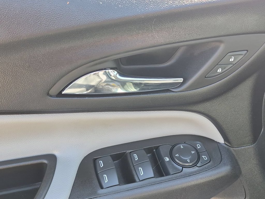 Used 2024 Chevrolet Equinox LS FWD image 23