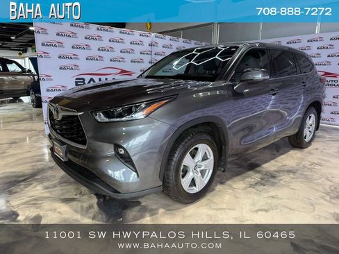 Used 2021 Toyota Highlander LE image 1