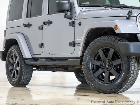 Used 2015 Jeep Wrangler Unlimited Sahara w/ Dual Top Group AWD/4WD image 4
